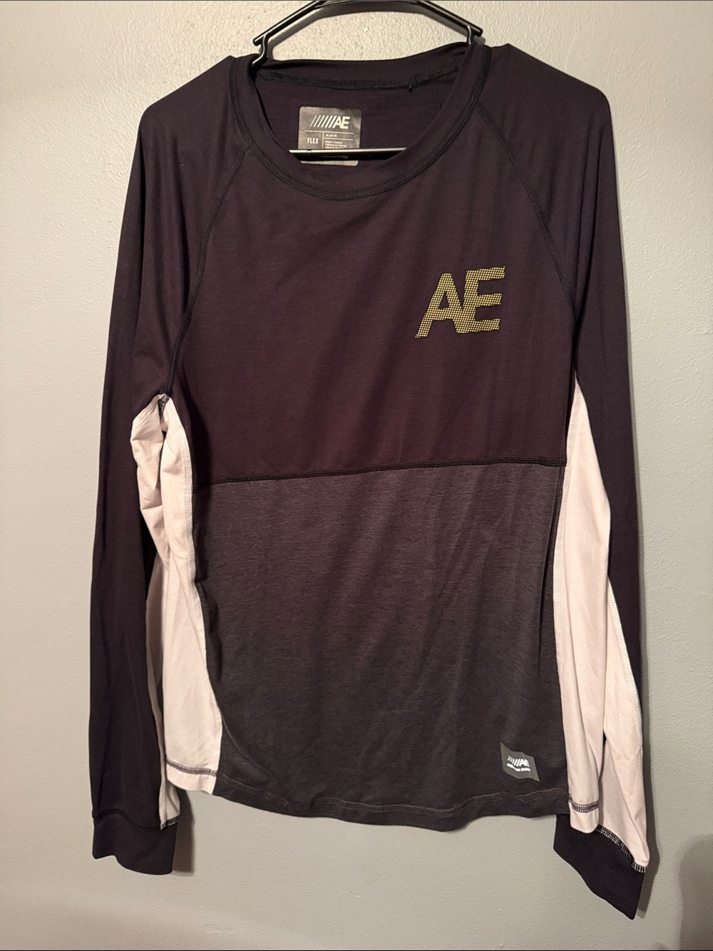 American Eagle Outfitters Men’s Long-Sleeve Colorblock Top in Black and Cream